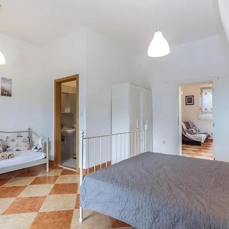 3 Bedroom Beautiful In Apartment Jadranovo