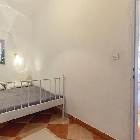 Apartment 3 Bedroom Beautiful In Jadranovo