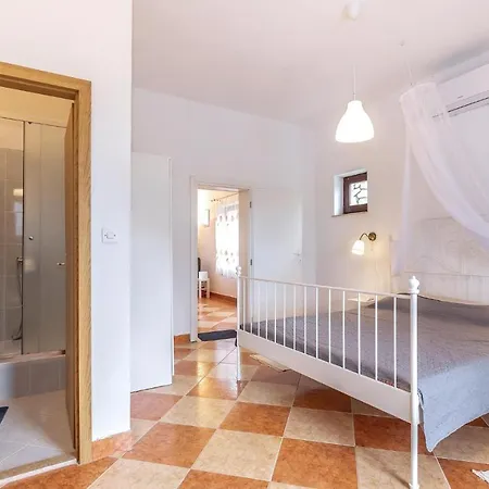 Apartment 3 Bedroom Beautiful In Jadranovo